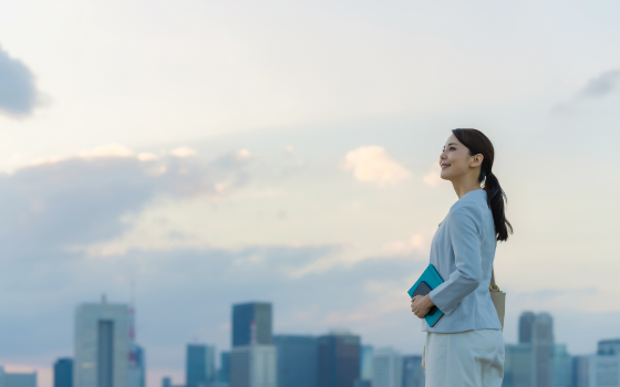 立っているスーツ姿の女性